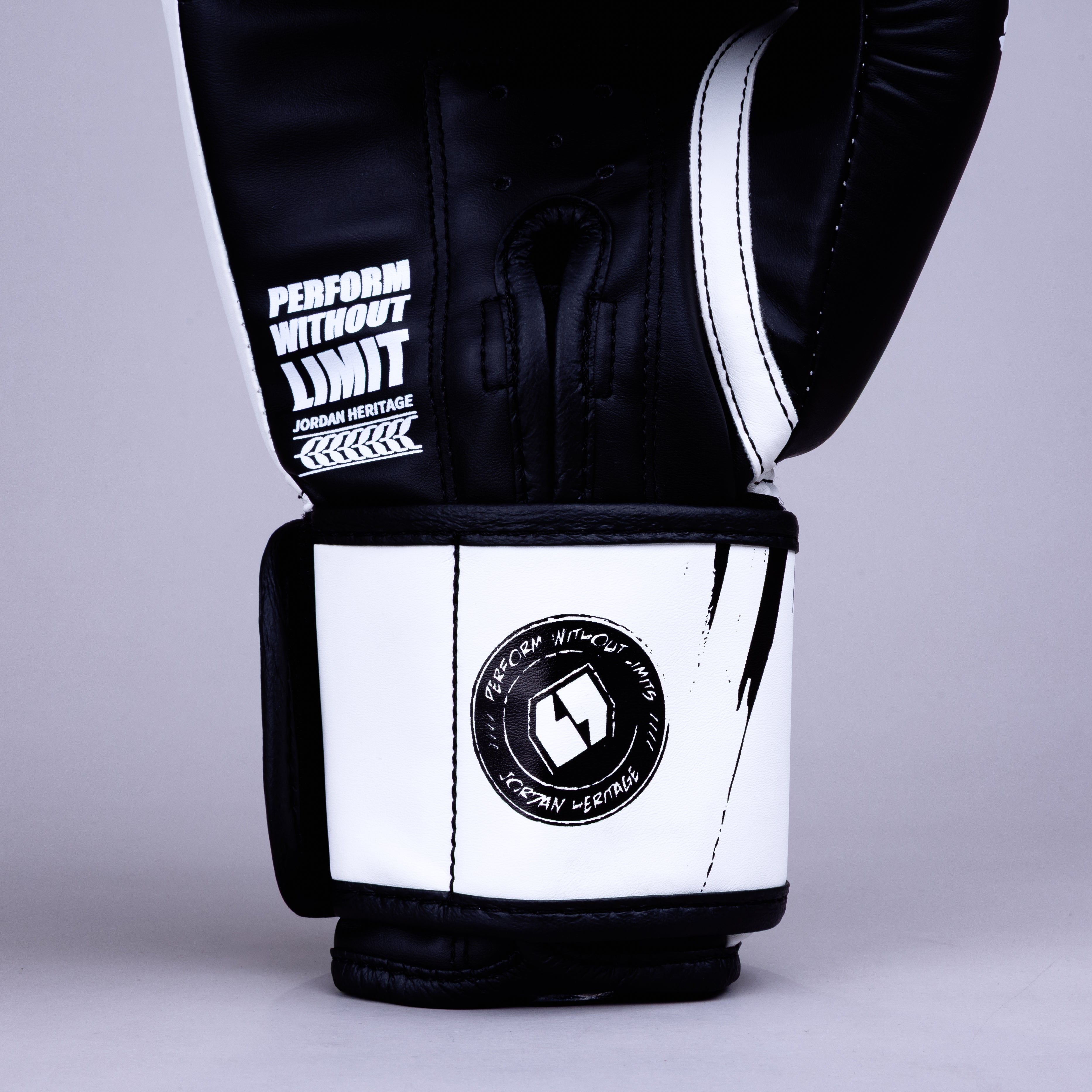 GRAFFIGHT' BOX Glove White Black GRAFFIGHT' BOX Glove White Black