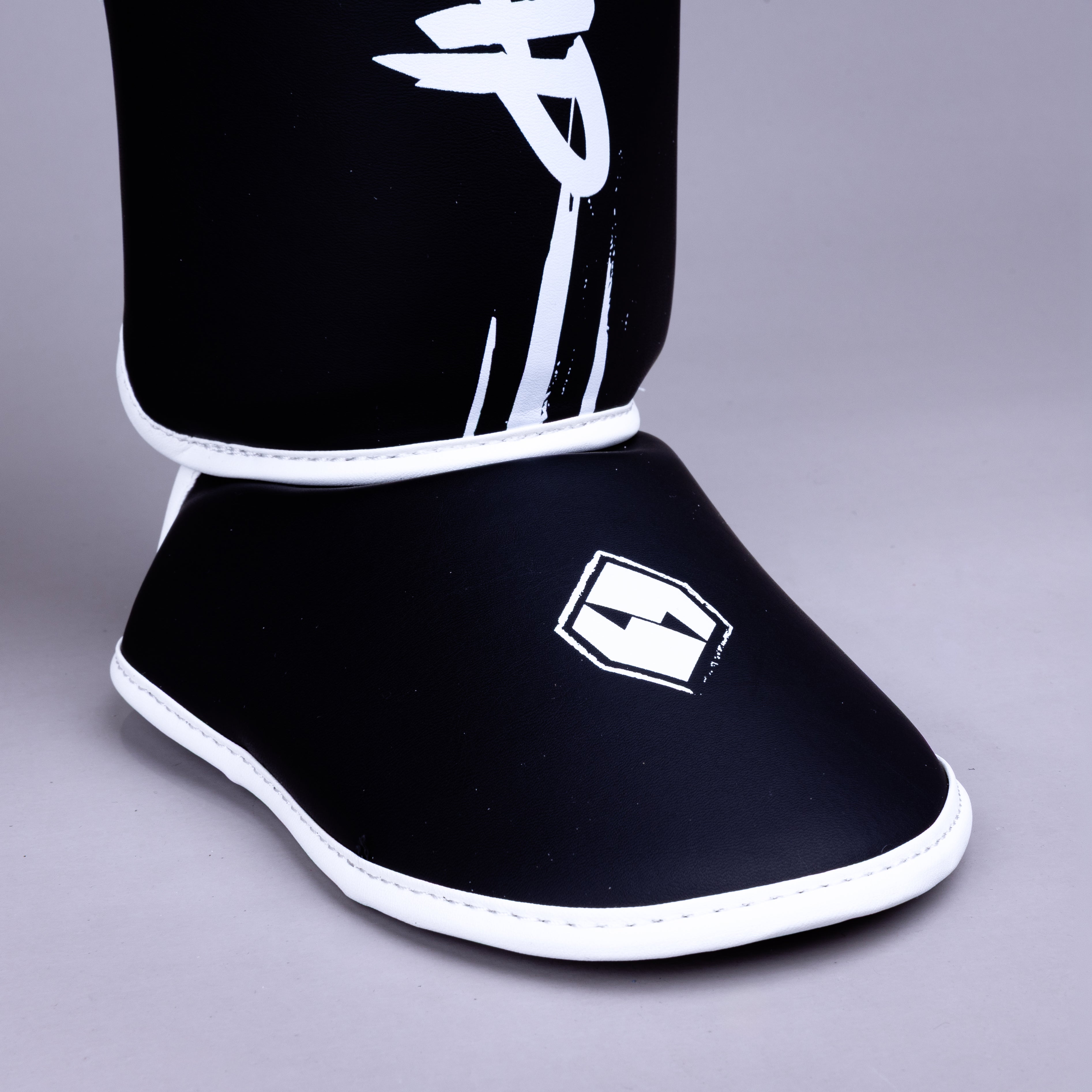 GRAFFIGHT' KBX ShinInStep Black White GRAFFIGHT' KBX ShinInStep Black White