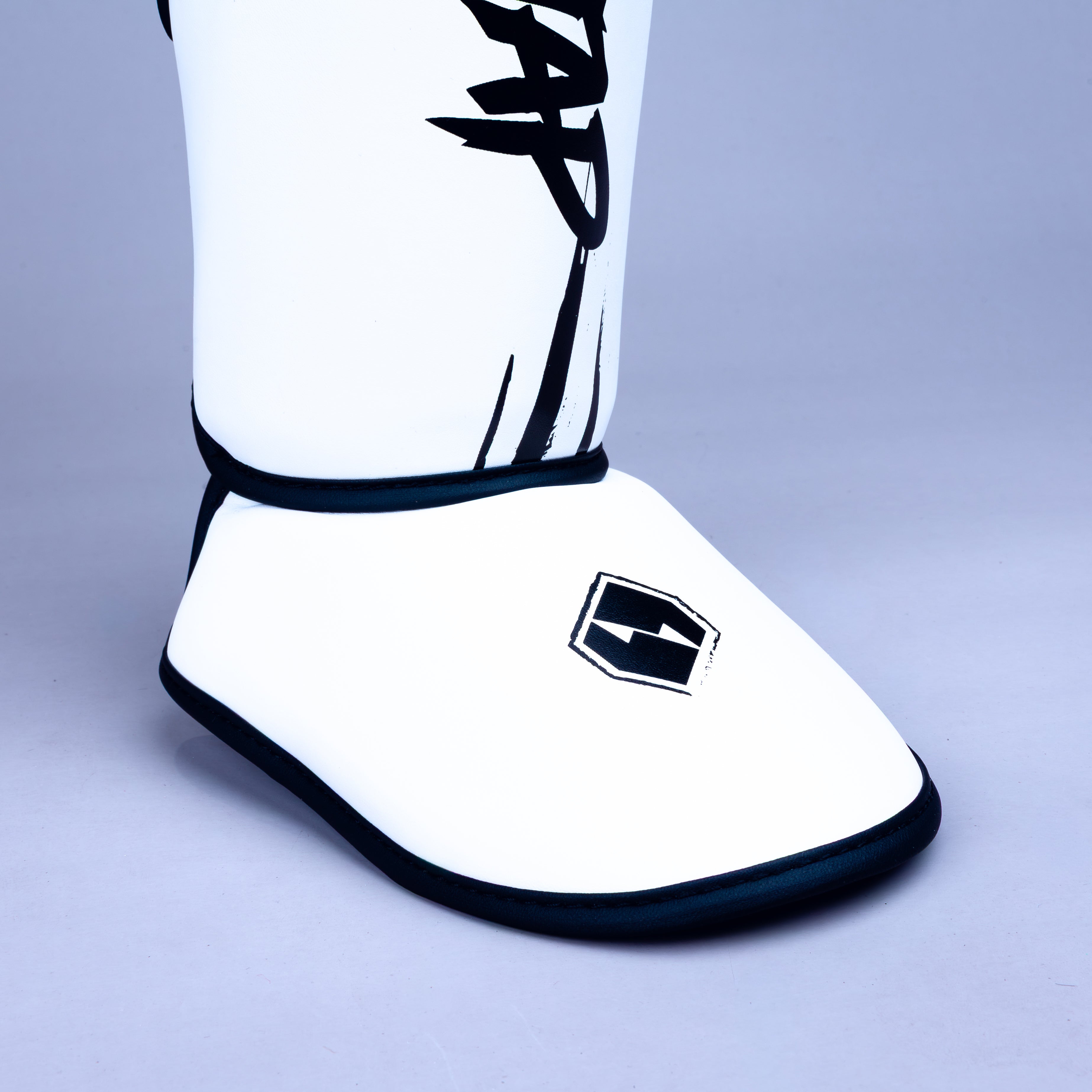 GRAFFIGHT' KBX ShinInStep White Black GRAFFIGHT' KBX ShinInStep White Black